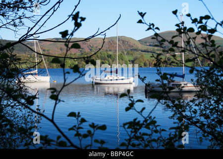 Yachts amarrés près de Ullswater yacht club sur Ullswater sur le Lake District, England, UK Banque D'Images