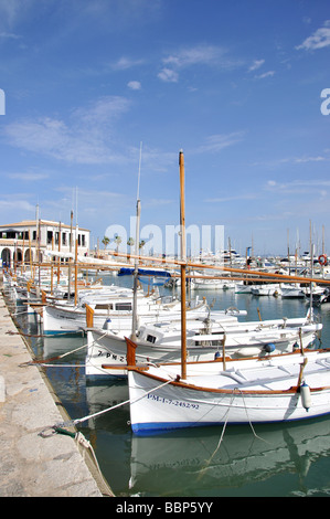 Vue sur le port, Puerto Pollensa (Port de Pollença), Municipalité de Pollensa, Mallorca (Majorque), Iles Baléares, Espagne Banque D'Images