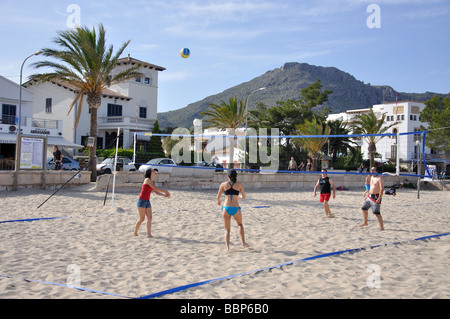 Jeu de volley-ball sur la plage, Puerto Pollensa (Port de Pollença), Pollensa, Mallorca (Majorque), Iles Baléares, Espagne Banque D'Images