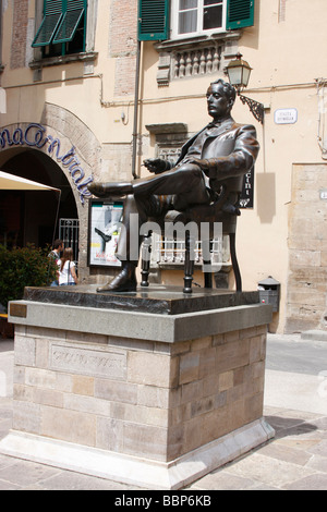 Statue en bronze de Giacomo Puccini est assis sur une chaise dans la Piazza della Cittadella,Luca,Toscane,Italie. Banque D'Images