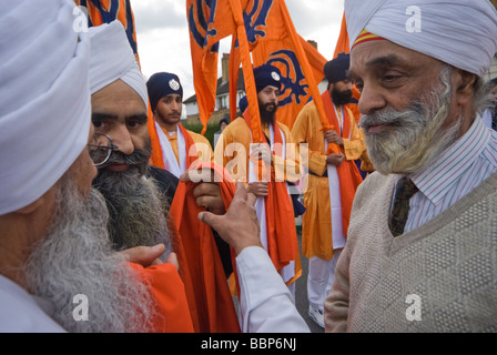 Les Sikhs à Hounslow dans célébrations du Vaisakhi et procession - anciens et portant le Khanda Sikh Khalsa Banque D'Images