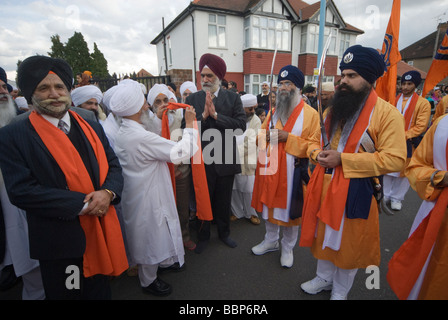 Les Sikhs à Hounslow célébrations du Vaisakhi sont présentés avec des écharpes orange ikn Martindale Road Banque D'Images