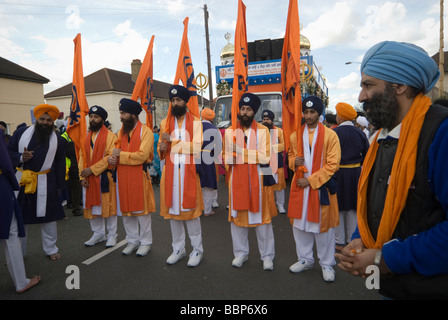 Les Sikhs portant des drapeaux avec le symbole sikh Khanda à Hounslow, à l'avant de la procession du Vaisakhi Banque D'Images