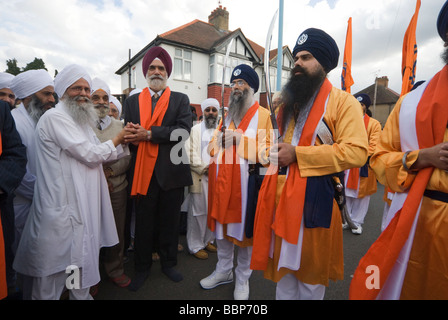 Les Sikhs dans la procession du Vaisakhi Hounslow, y compris le Panj Pyare, avec une écharpe orange Banque D'Images