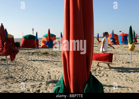 Des cabines de plage et des parasols LE LONG DE LA PROMENADE, Deauville, Calvados (14), NORMANDIE, France Banque D'Images