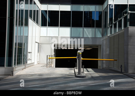 Barrière devant un garage de stationnement Banque D'Images