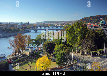 Le pont Charles et d'autres ponts sur la rivière Vltava Banque D'Images