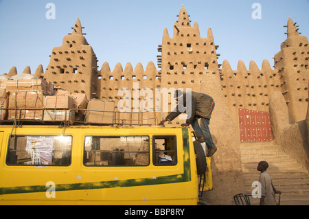 Le déchargement des commerçants du marché pour le marché du lundi, en face de la grande mosquée de Djenné la boue, Mali, Afrique de l'ouest Banque D'Images