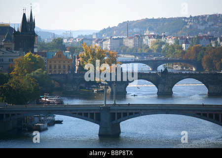 Le pont Charles et d'autres ponts sur la rivière Vltava Banque D'Images