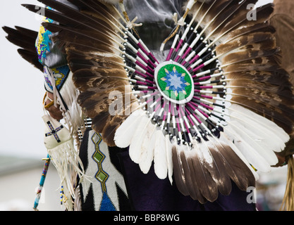 Eagle Tail, un amérindien de la tribu des Micmacs du Canada, sports une agitation de plumes d'aigle portés à l'arrière de la taille. Banque D'Images