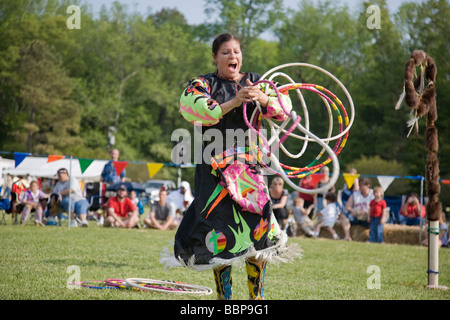 Un Native American hoop dancer au 8e sommet annuel Red Wing PowWow de Red Wing Park, Virginia Beach, Virginie. Banque D'Images