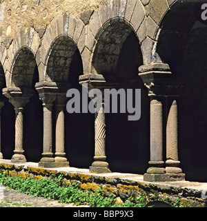 Cloître de l'abbaye bénédictine de Lavaudieu, fondée par Robert de Turlande, haute Loire. Auvergne Rhône Alpes. France Banque D'Images