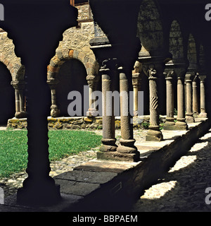 Cloître de l'abbaye bénédictine de Lavaudieu, fondée par Robert de Turlande, haute Loire. Auvergne Rhône Alpes. France Banque D'Images