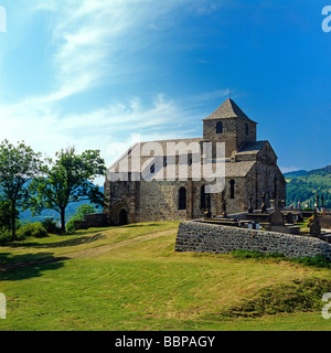 Église romane médiévale de St Pierre de Bredons terminé 1095, au village d'Albepierre-Bredons, Cantal, Auvergne, France. Banque D'Images