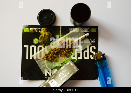 Skunk cannabis joint prêt à être mis à l'arrière-plan blanc Banque D'Images