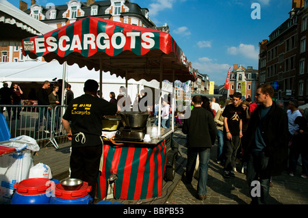 Escargots escargots pour la vente au marché en Wallonie Namur Belgique Banque D'Images