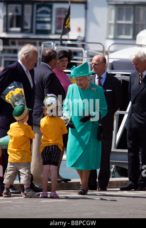 La reine Elizabeth II accepte un bouquet de fleurs d'enfants locaux sur une visite royale à Weymouth Dorset 11 Juin 2009 Banque D'Images