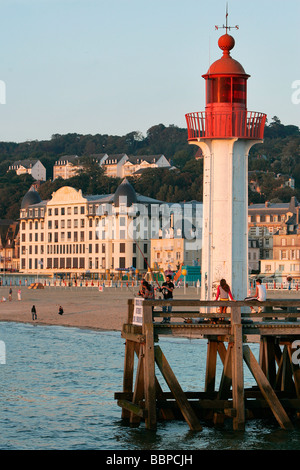 Phare DANS LE PORT DE TROUVILLE-SUR-MER, Calvados (14), NORMANDIE, France Banque D'Images