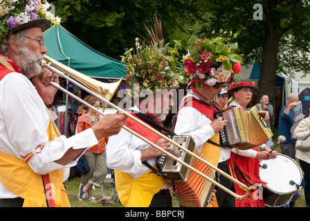 Danseurs Morris traditionnels (Knockhundred Boucher Navettes Morris) en grande tenue et de chapeaux à un pays garden show Banque D'Images