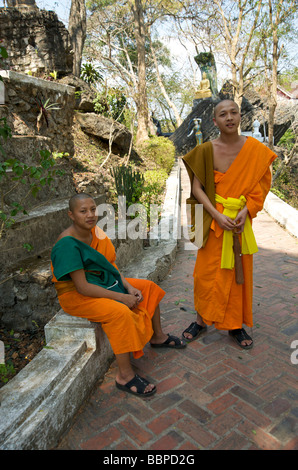 Deux moines bouddhistes novice sur le chemin vers le haut de la colline de Phou Si temple à Luang Prabang au Laos Banque D'Images