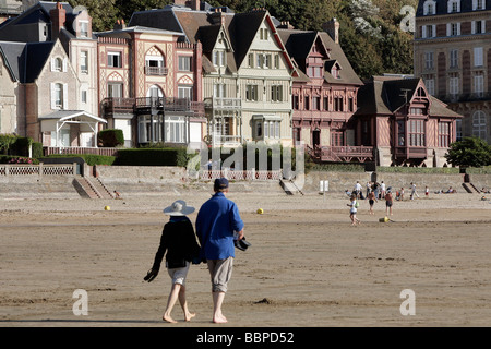 VILLAS SUR LA PLAGE DE TROUVILLE-SUR-MER, Calvados (14), NORMANDIE, France Banque D'Images