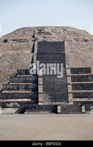 Escalade les touristes les étapes de la pyramide de la lune à Teotihuacan dans la ville de Mexico, Mexique Banque D'Images