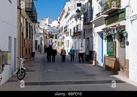 Une rue étroite et tortueuse avec bâtiments blanchis à la chaux et des pierres dans les vieux quartiers de Nerja Banque D'Images