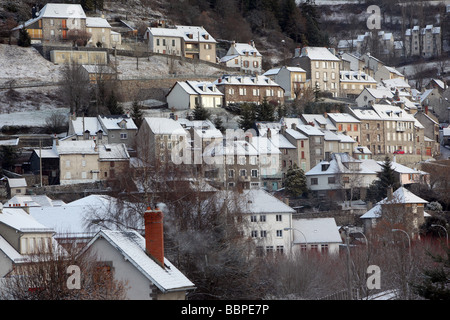 Les toits couverts de neige DANS LE VILLAGE DE MURAT, Cantal (15), Auvergne, France Banque D'Images