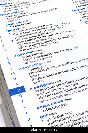 Pages d'un livre dictionnaire montrant l'anglais au français langue close up Banque D'Images