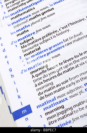 Gros plan sur la page d'un dictionnaire de langue Français Anglais Banque D'Images