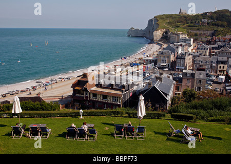 Ville et les falaises d'ETRETAT VUE DEPUIS LE PARC DE L'hôtel 'DORMY HOUSE', ETRETAT, Seine-maritime (76), NORMANDIE, France Banque D'Images