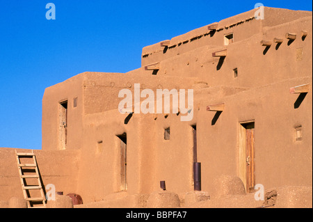 La lumière du matin sur l'histoire de North House 3 adobe site du patrimoine mondial de Taos Pueblo Nouveau Mexique Banque D'Images