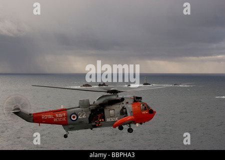 Sea King de la Marine royale d'hélicoptères de sauvetage flottant au large de Lands End Banque D'Images