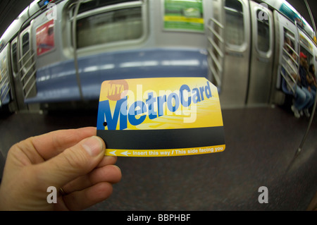 Un MTA New York City Metrocard dans le métro de New York le dimanche 24 mai 2009 Frances M Roberts Banque D'Images
