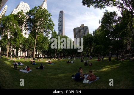 Les gens vous détendre sur la pelouse ovale de Madison Square Park, à New York le lundi 25 mai 2009 Frances M Roberts Banque D'Images