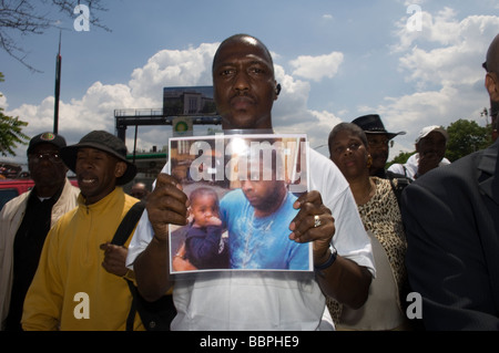 Un militant affiche une photographie d'agent de police tué Omar Edwards et son enfant Banque D'Images