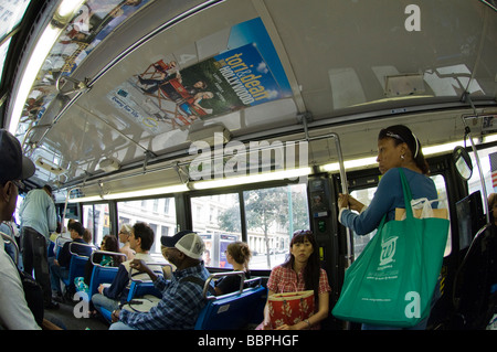 Une annonce pour la Tori et Dean television reality show sur le plafond d'un bus de la ville de New York Banque D'Images