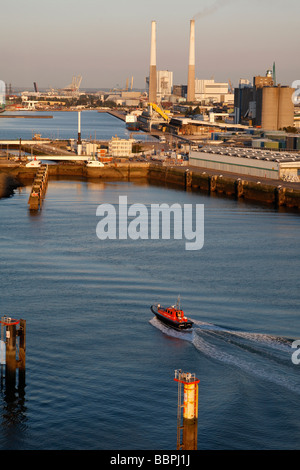 TUGBOAT ENTRANT DANS LE PORT DE COMMERCE, LE HAVRE, Seine-maritime (76), NORMANDIE, France Banque D'Images