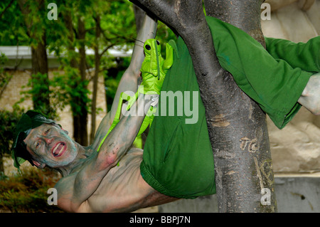 L 'homme vert ' pend d'un arbre au cours d'un festival de l'environnement vert à Greenbelt, Maryland Banque D'Images