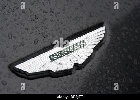 Aston Martin V8 Vantage d'un insigne Banque D'Images