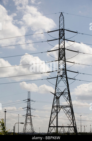 Pylônes à partie de la National Grid s'étendre à travers l'Essex U K Banque D'Images