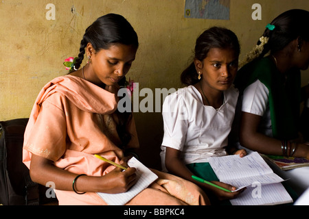 Les jeunes femmes apprennent dans une salle de classe dans les régions rurales du Tamil Nadu, Inde. Ils ont été sauvés de l'esclavage. Banque D'Images