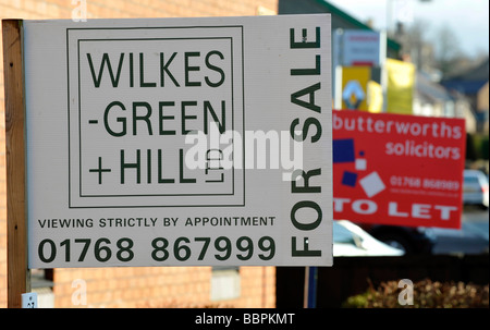 En vue de la vente et de laisser les panneaux pour les biens immobiliers et les aggents Wilkes Vert et Hill a également Butterworths procureurs Banque D'Images