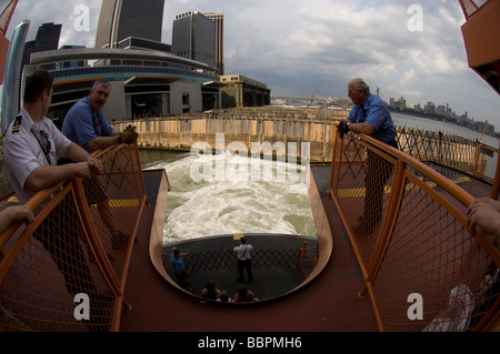 Attendre l'équipage à quai le Staten Island Ferry comme il s'approche de Lower Manhattan à New York Banque D'Images