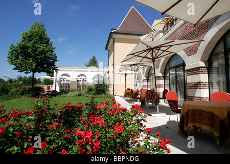 Terrasse et jardin extérieur AU RELAIS ET CHATEAUX HOTEL, 'LA CÔTE SAINT JACQUES, Joigny, YONNE (89), bourgogne, france Banque D'Images