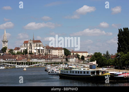 Les barges et CATHEDRALE SAINT-ETIENNE AU BORD DE L'Yonne, AUXERRE, YONNE (89), bourgogne, france Banque D'Images