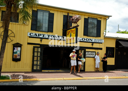 Les touristes et les habitants à l'entrée de commandes Le Capt Tonys Saloon bar plus ancien en Floride Banque D'Images