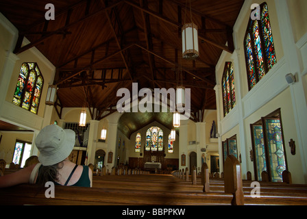 Woman admirer de superbes vitraux de l'église épiscopale St Paul 'Key West Florida' Banque D'Images