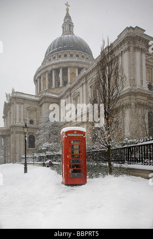 Boîte de téléphone rouge de l'extérieur de saint Paul dans la neige pauls Banque D'Images