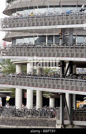 Location de vélos DANS LE GRAND PARKING À LA GARE PRINCIPALE, AMSTERDAM, Pays-Bas Banque D'Images